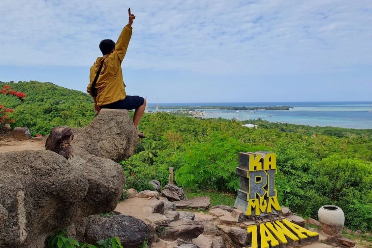 Bukit Love Karimunjawa: Spot Foto Romantis dengan View Laut dari Ketinggian
